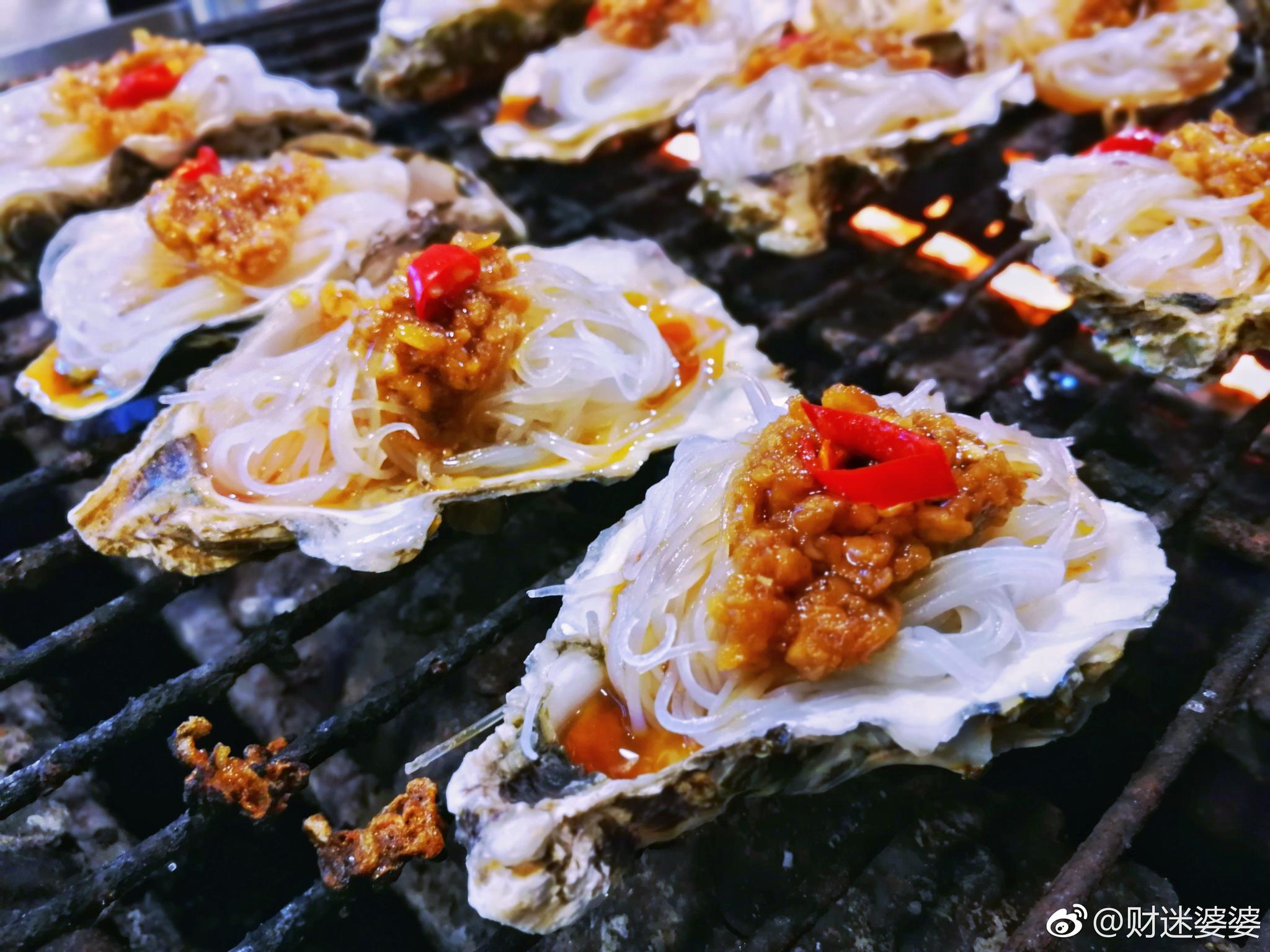 城市中灯火通明的夜市就像是隐藏在城市里的美食秘境这里是美食的天