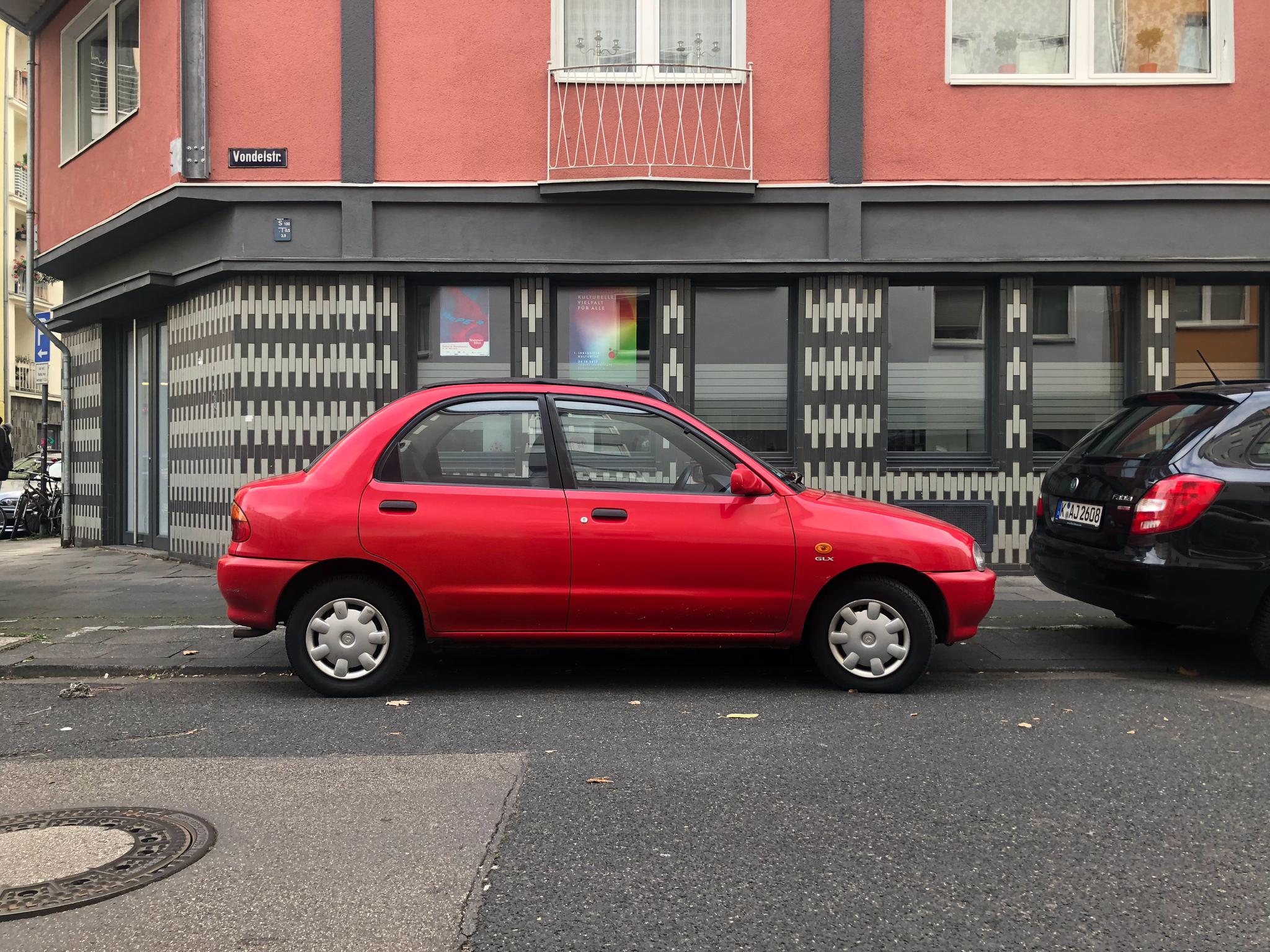 头回见到,马自达还有个121呢,长得像不像当年起亚千里马的短胖版