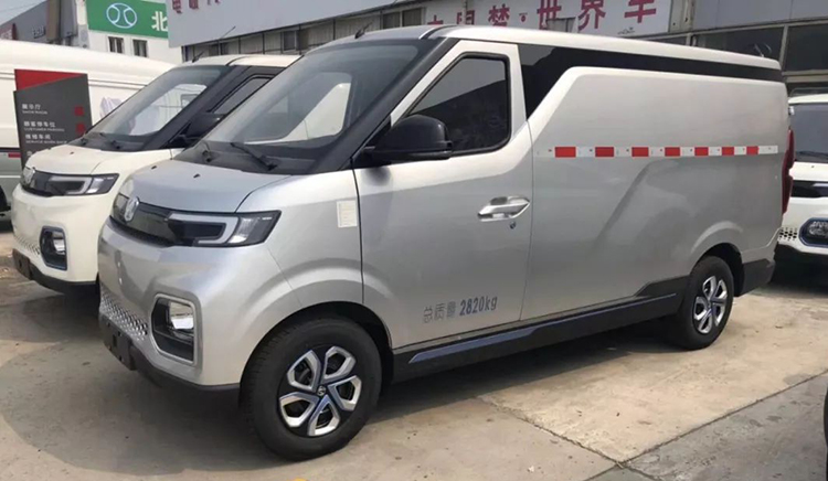 北汽威旺407ev作为一款纯电动的厢式货车,采用了纯电车流行的封闭式前