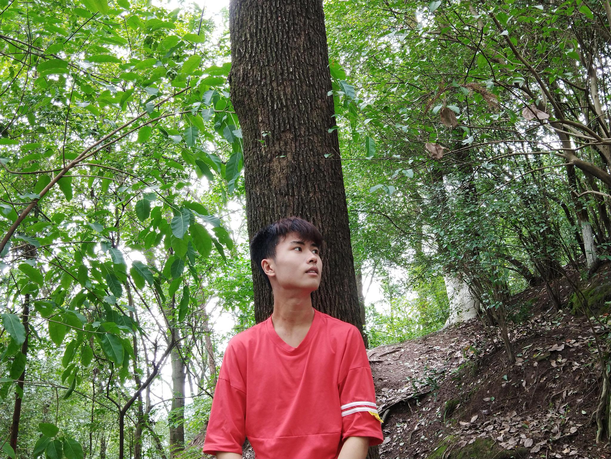 今天在岳池凤山公园拍到一帅哥