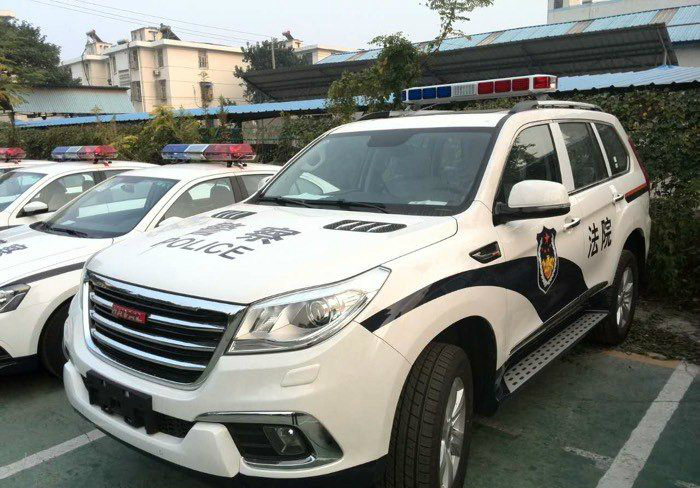 自媒体 正文 第二个:传祺gs8,一般警用车都喜欢用白色车型,而特警则用