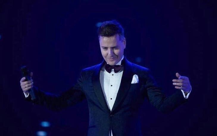 海豚音王子维塔斯变身发福大叔 这些年他都经历了什么!