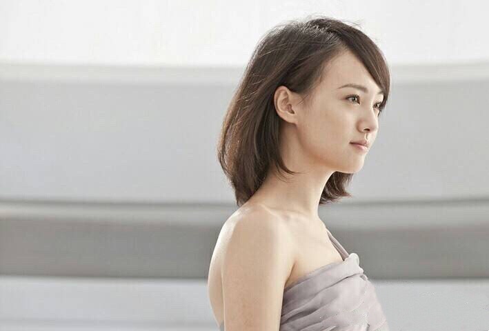 翻到郑爽一组旧照,软糯软糯的,十分清纯,满脸的胶原蛋白