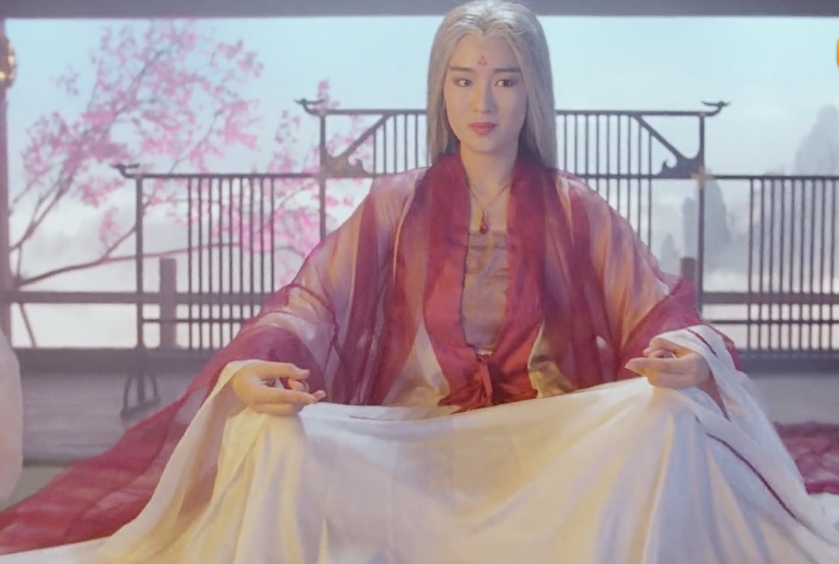 巩俐在《新天龙八部之天山童姥》中也有英气的美