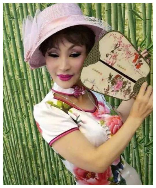 世上最爱美的人为保持身材30年不吃晚饭就连做手术都要化妆