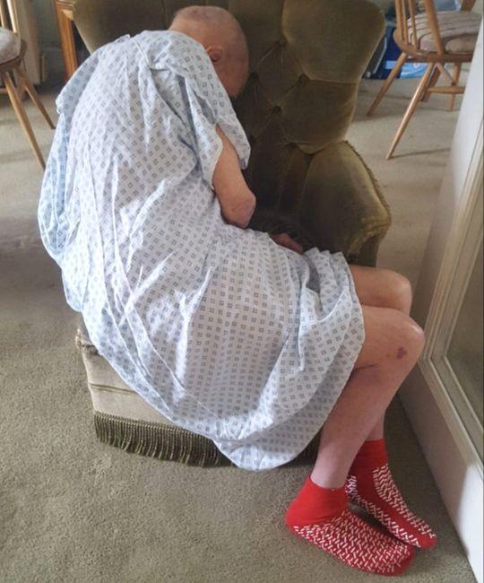 英国一名96岁的老人,被医护人员仍在椅子上不管,引发争议