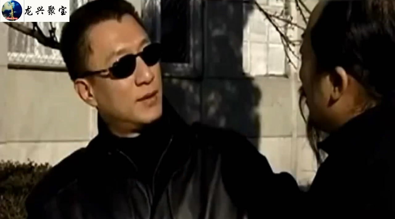 小混混得罪孙红雷被盯上,黑社会老大刘华强仅凭气场就吓尿小混混