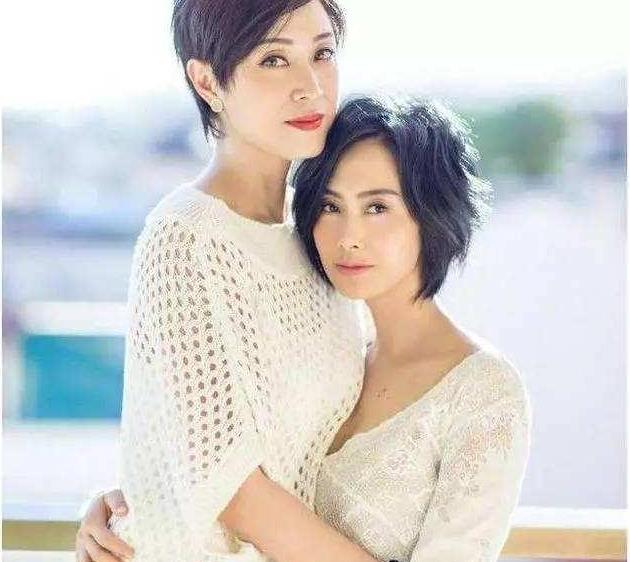 44岁蔡少芬与50岁陈法蓉同框上演回忆杀,素颜无修图再次惊艳