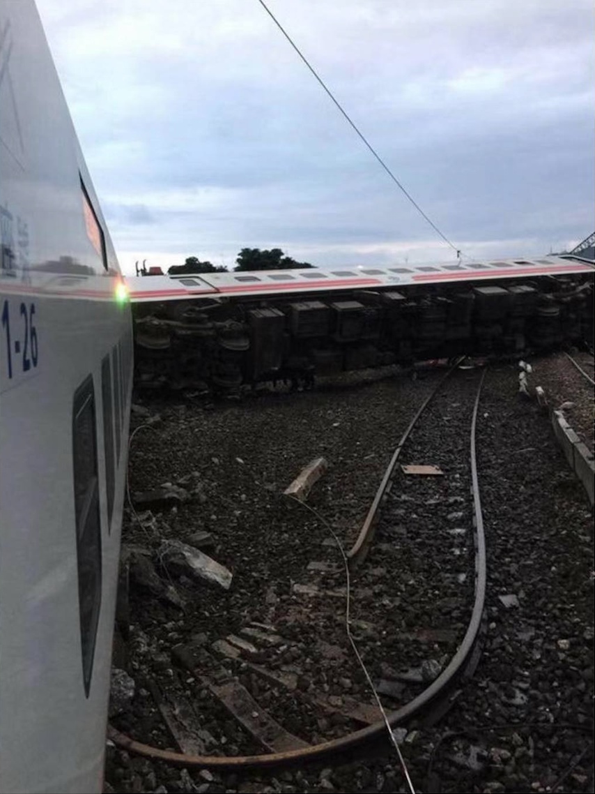 台湾火车出轨事故已致22死百余人伤 据传有钢轨插入车厢