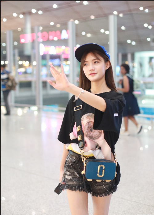 陈意涵穿黑色t恤搭配牛仔短裤现身机场比v嘟嘴卖萌真的好可爱