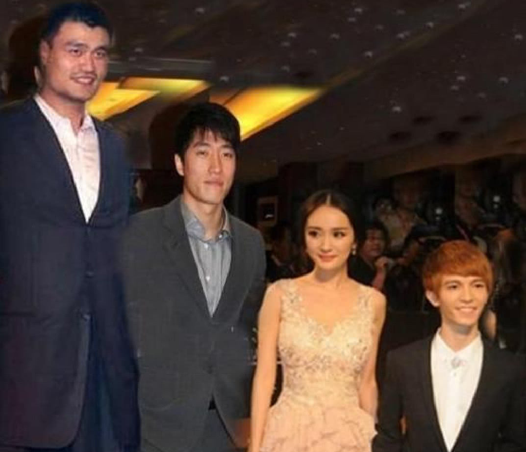 女明星与姚明合照,章子怡,杨幂尽显高智商,唯独在她面前蹲下