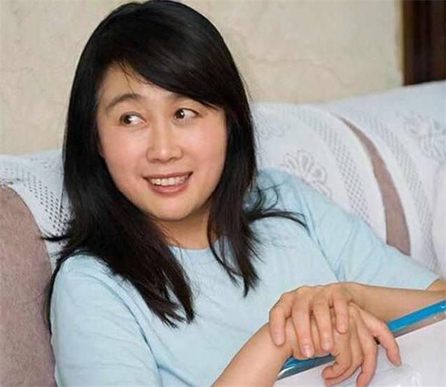 62岁央视一姐汪文华近照,曾与丈夫两地分居17年,如今热衷公益