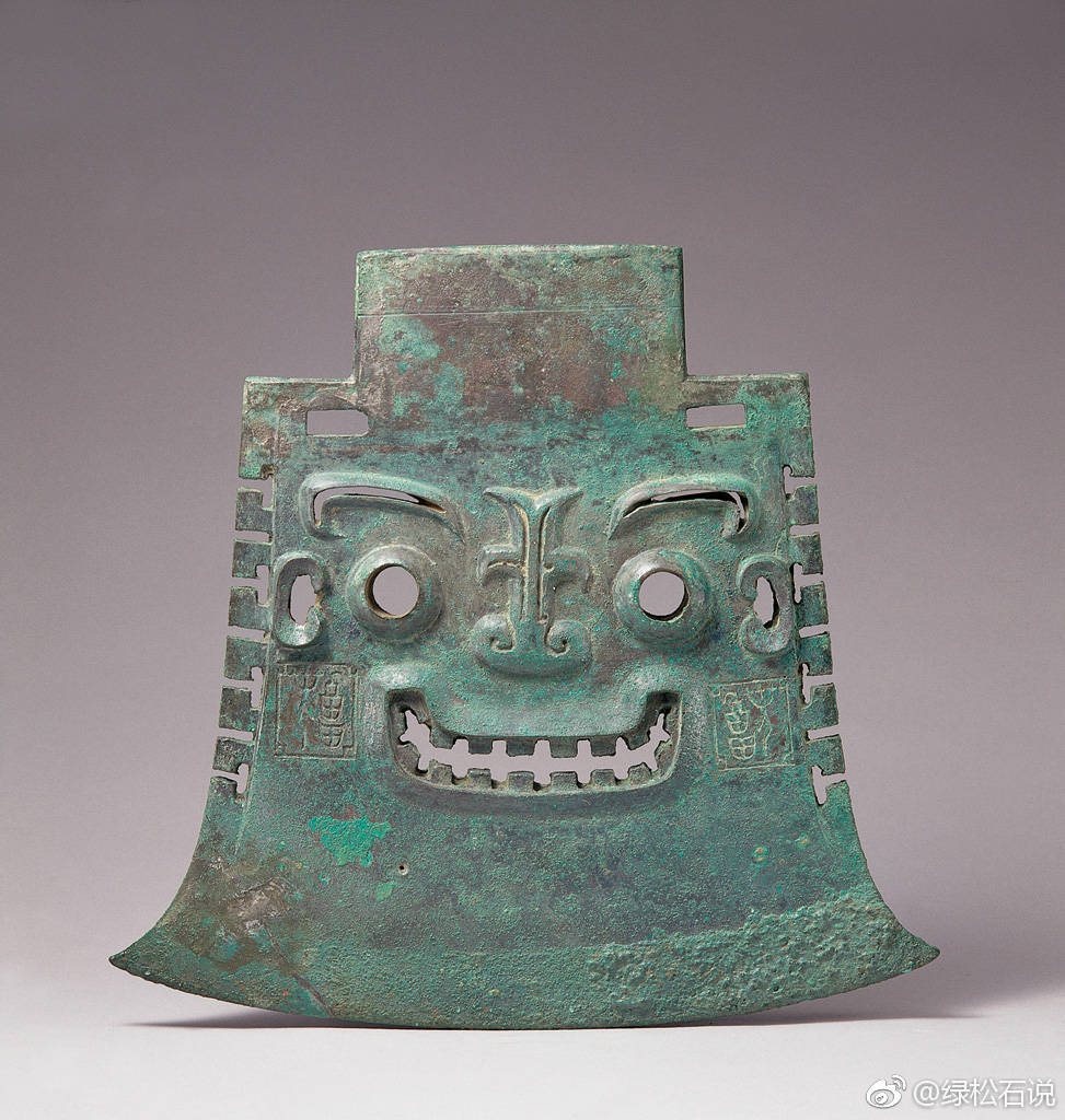 钺 （yuè） 古代兵器形似板斧，青铜或铁制成|板斧|铁制|青铜|兵器_新浪新闻