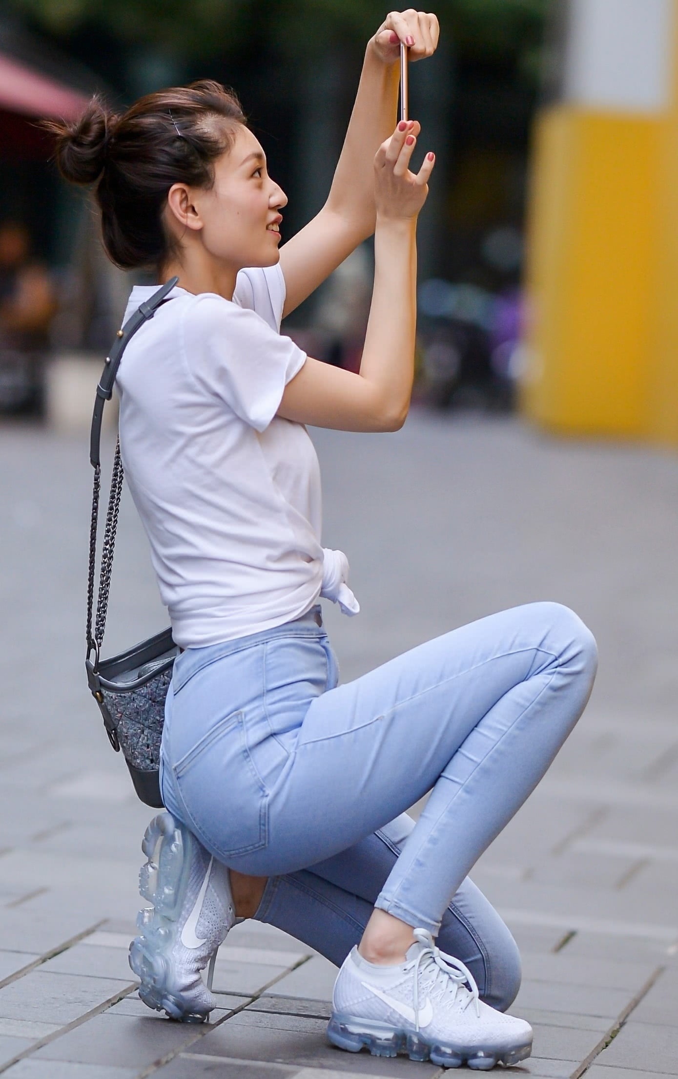 街拍;甜美小姐姐紧身牛仔裤尽显柔美曲线,穿出了一种很紧绷的味道