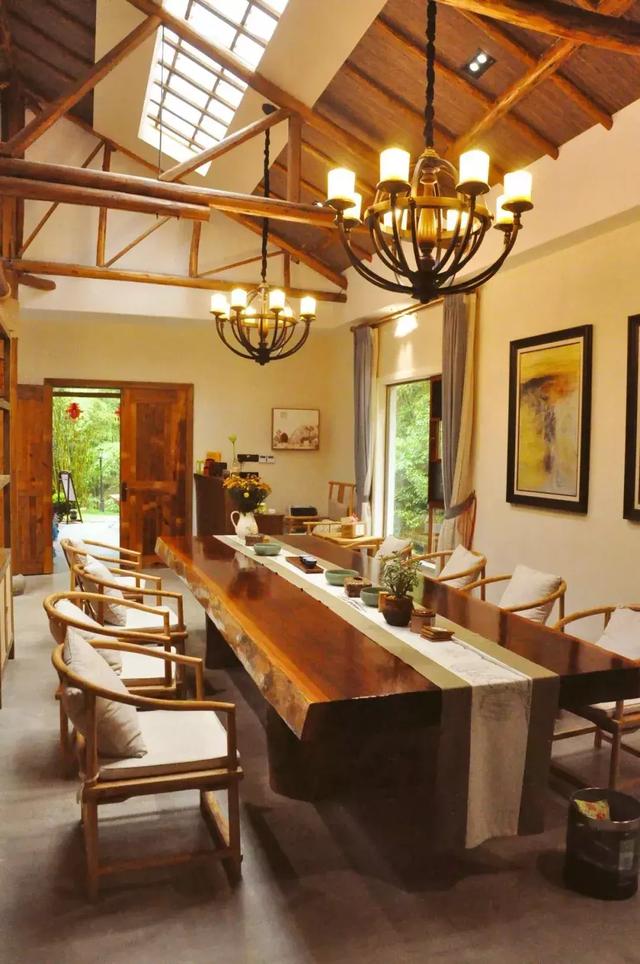 走入楼下的那间作为会客厅的茅草房里,我们见到了门口的一只小狗,正冲