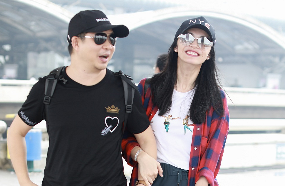 姚晨与老公现身机场 一路挎着老公耳语酷似初恋小情侣难掩幸福