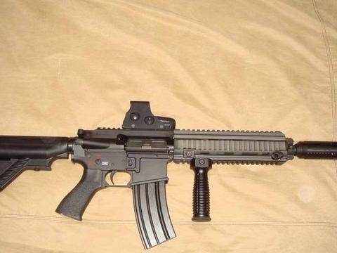 hk416的特点就在维持强大火力的同时,还能保持枪枝的稳定性