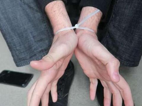 双手被人束缚,其实还有机会逃脱,只需要解下一根鞋带即可