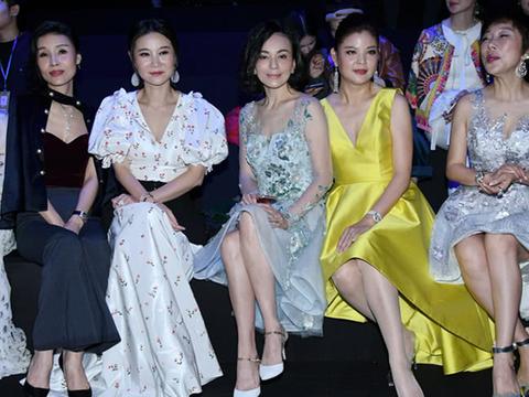 王琳的颜值真能打,和同龄人合照太醒目,网友:隐藏的“王者”|王琳|同龄人|雪姨_新浪新闻