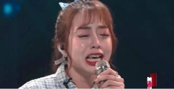 都是在节目中哭,村花杨超越路人缘猛增,为何朱天天却被嘲?