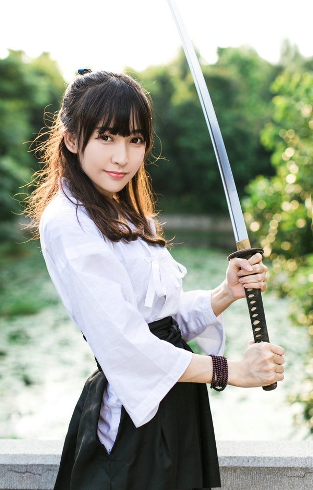 日本美女持武士刀帅气逼人靠在桥上闭目养神