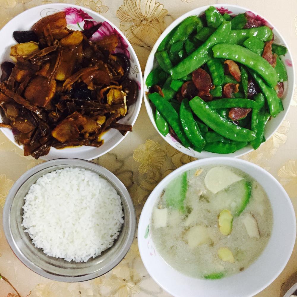 晚餐做了两菜一汤非常美味又下饭越吃越上瘾