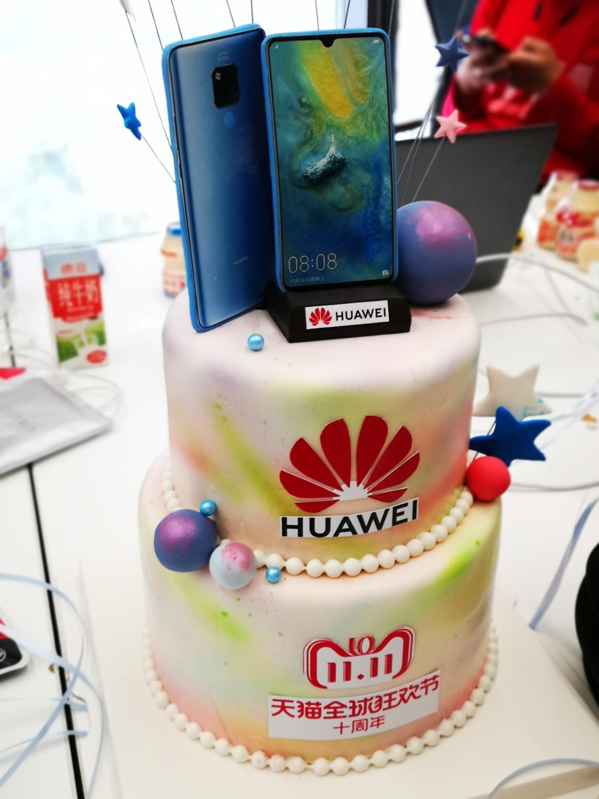 理想生活上天猫,完美手机找vivo,vivo的蛋糕造型喜庆,更为天猫双11送