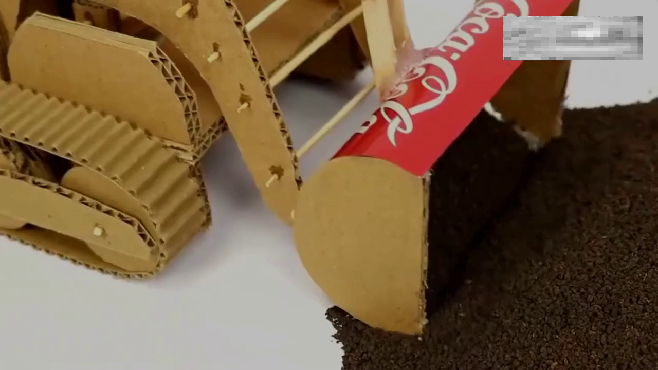 人才啊!纸板自制的口香糖自动贩卖机,DIY能力