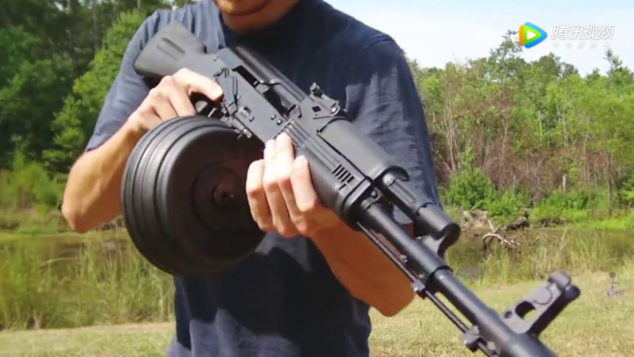 神器ak47配上弹鼓,这杀伤力也是没谁了,扣下板机烟尘四射!
