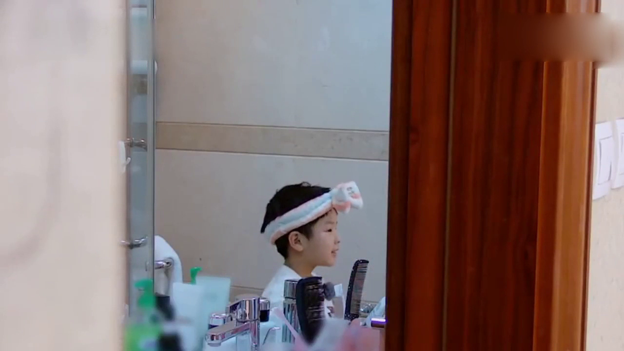 大麟子爸爸终露面 戴眼镜嘴角还有颗痣,邓莎的反应很意外