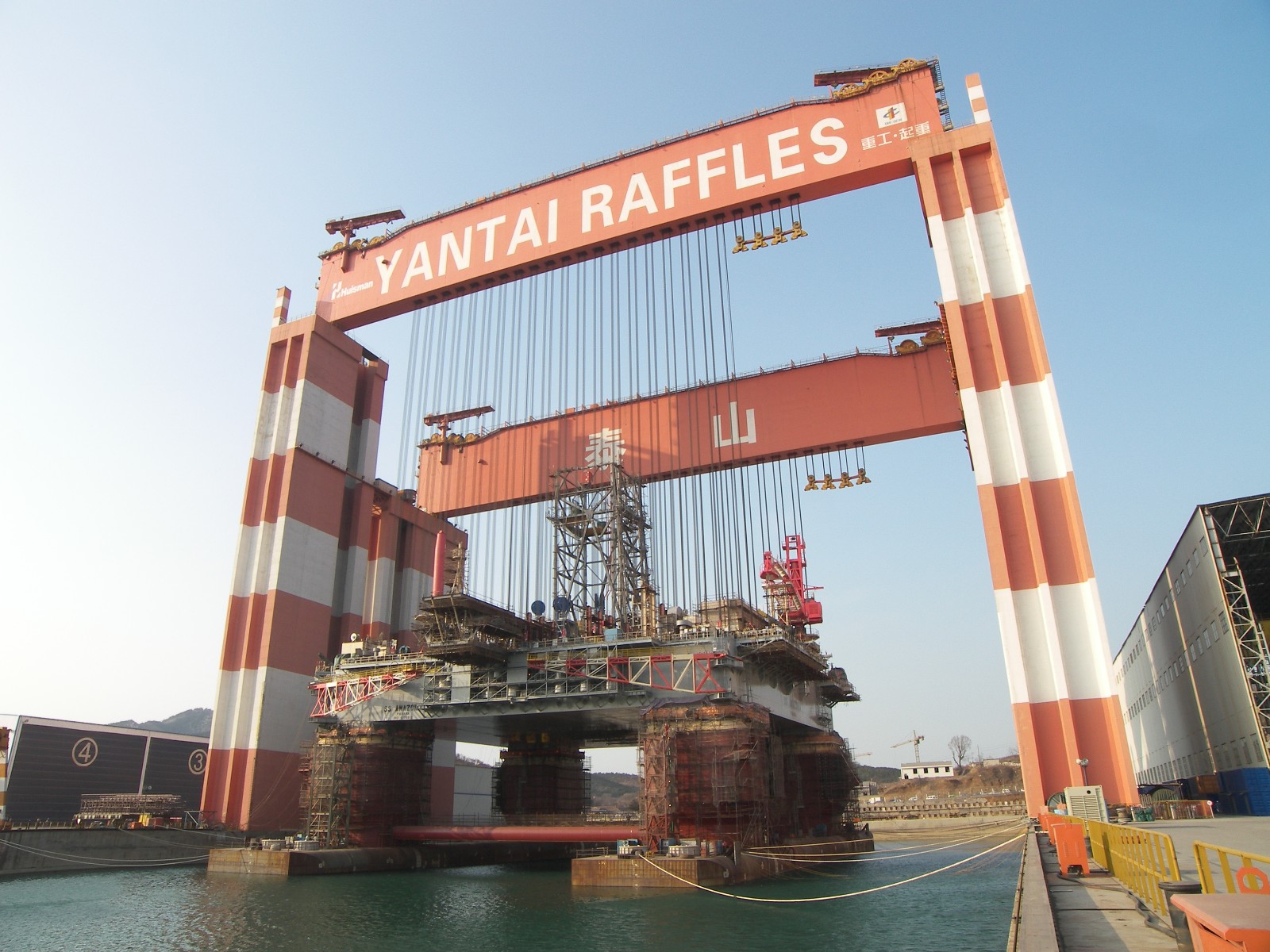 泰山龙门起重机是世界上规模最大的龙门起重机,也是固定式双梁门式