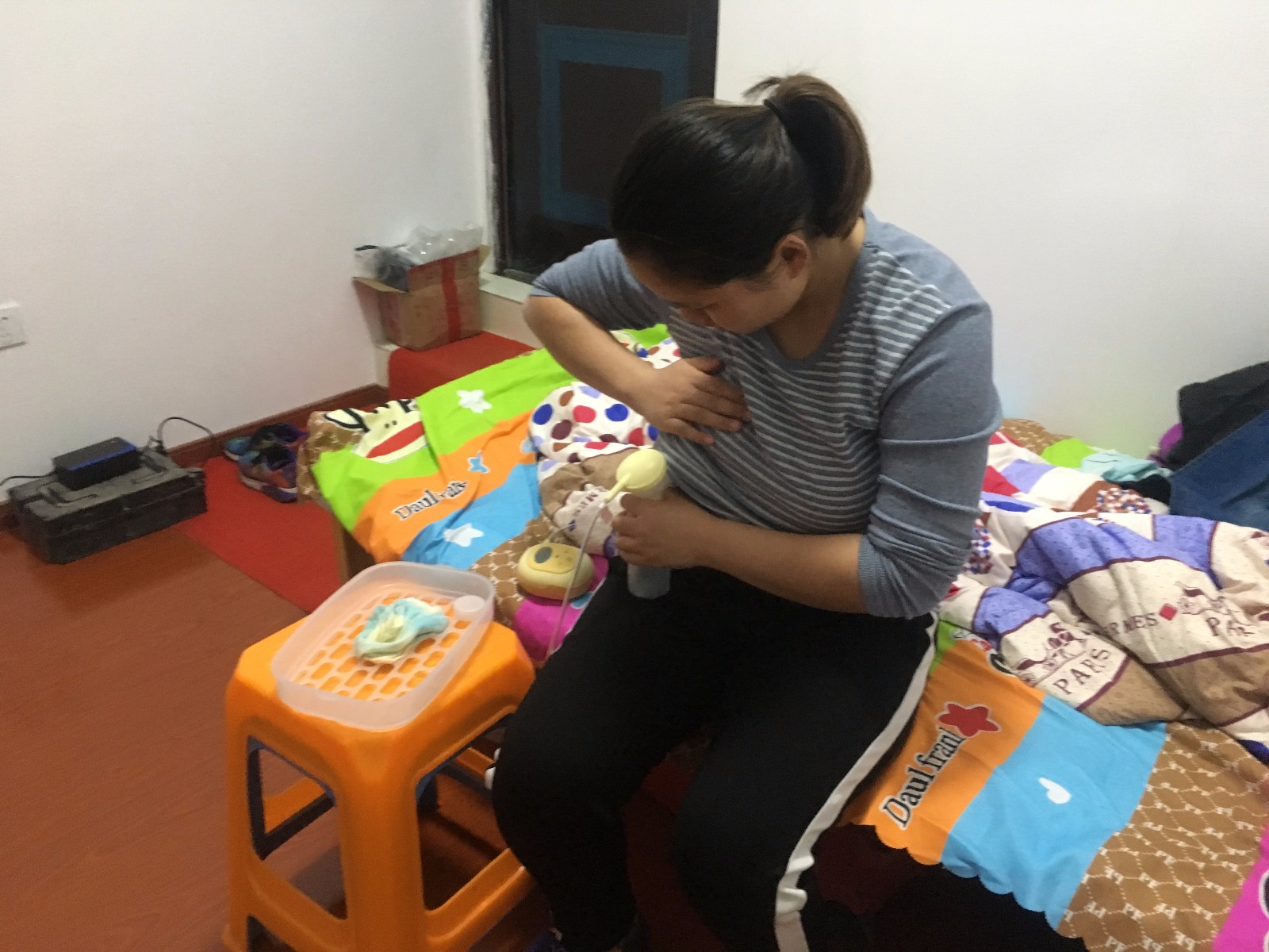 重症双胞胎总重不足3斤脚印没拇指粗 妈妈为女挤奶一冰箱