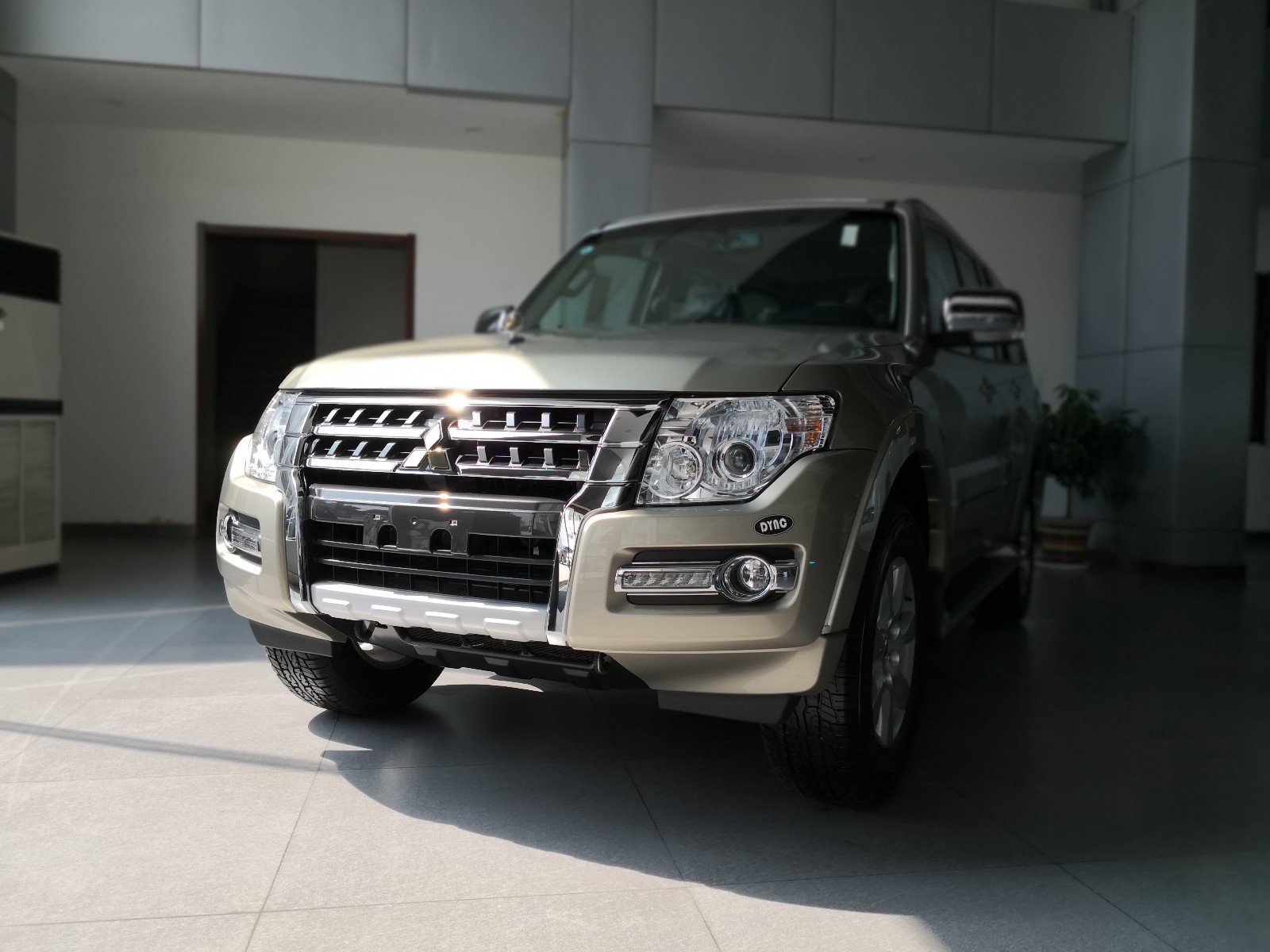 中东版三菱帕杰罗v93,稀缺土豪金配色,"黄金山猫"归来!