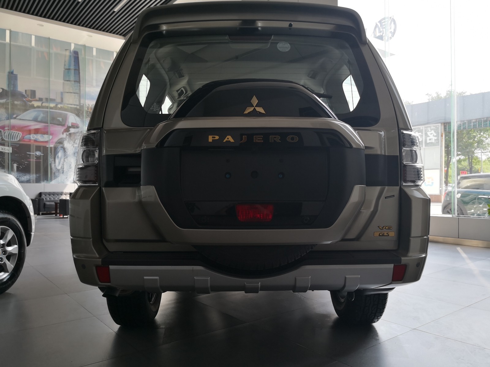 中东版三菱帕杰罗v93,稀缺土豪金配色,"黄金山猫"归来!