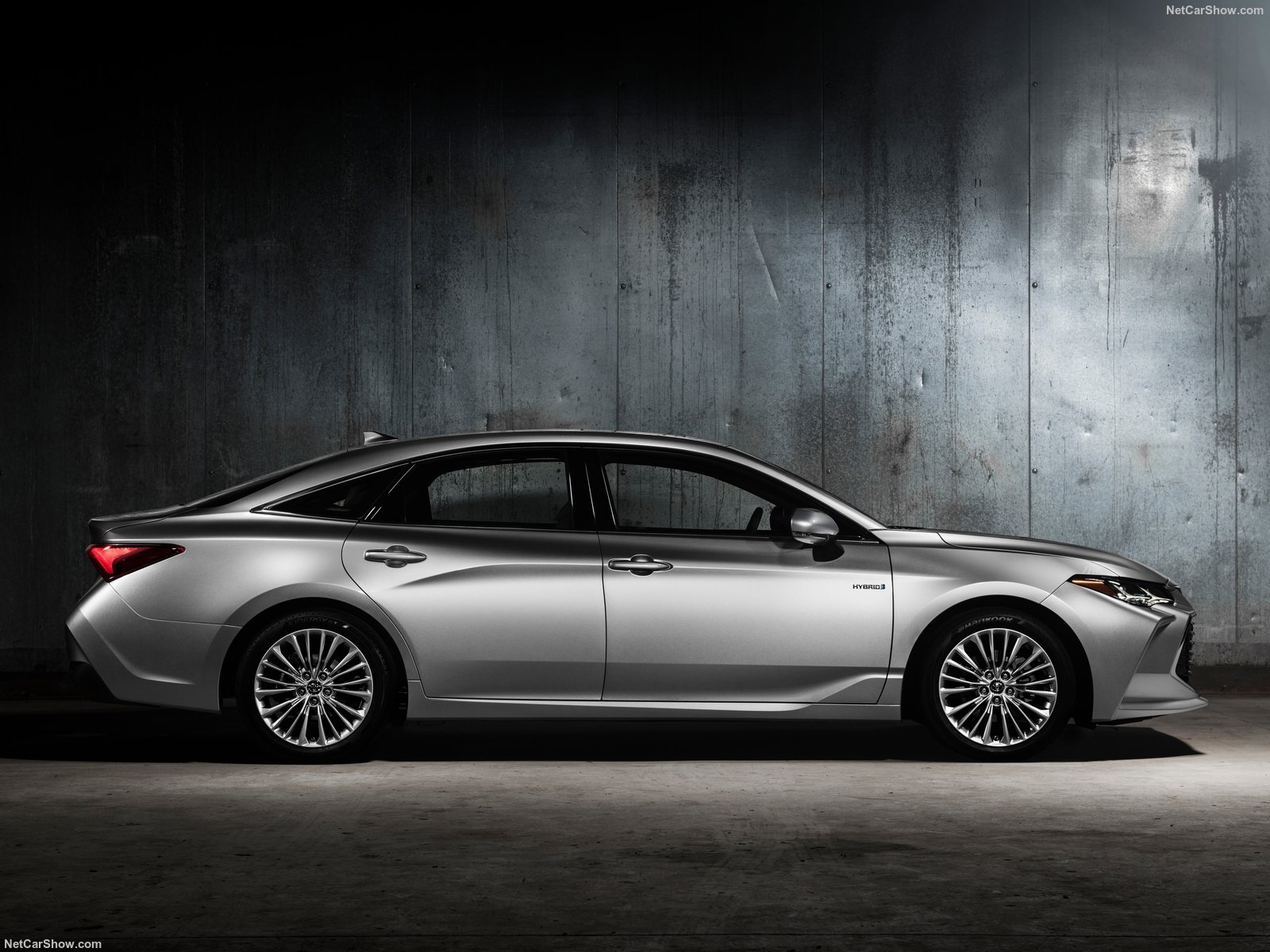 丰田用这台车替代皇冠,霸气不输雷克萨斯,5米车长综合油耗5.3l