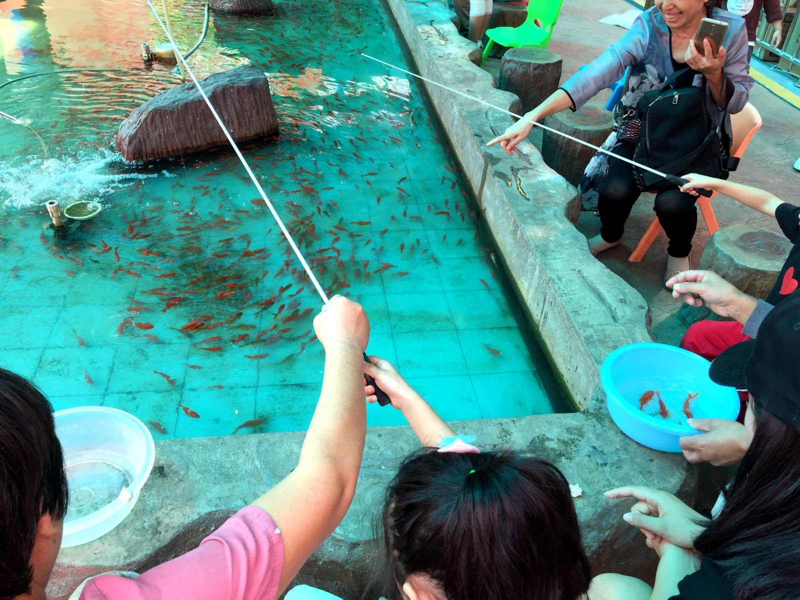 国庆节景区趣味钓鱼:水面漂浮"无头鱼",孩子拿钓出的鱼当玩具|钓鱼|鱼