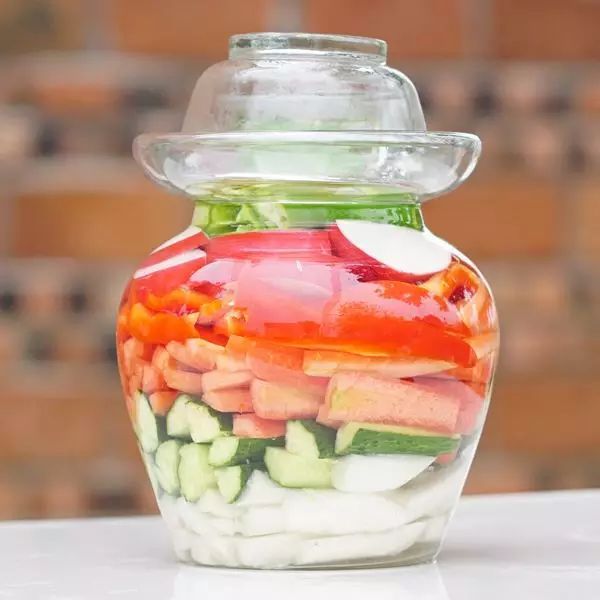 除了能和面,雪碧做泡菜也是一绝,每一口都嘎嘣脆