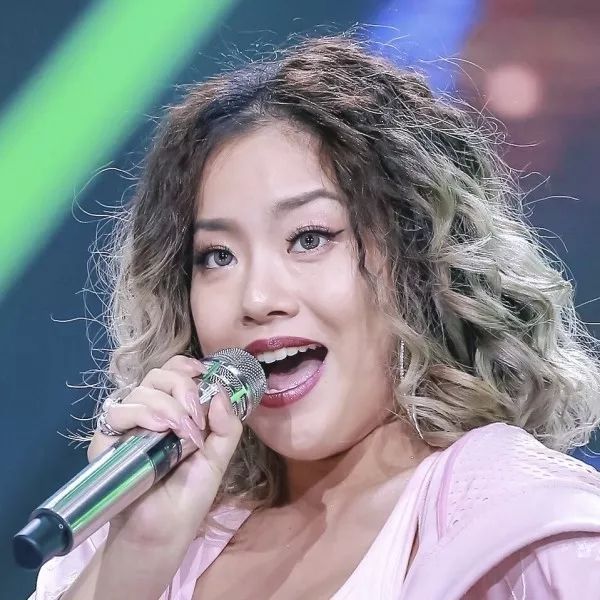 王菊又卖自信人设,表示自己想拿奥斯卡!网友:书读的少人有点飘