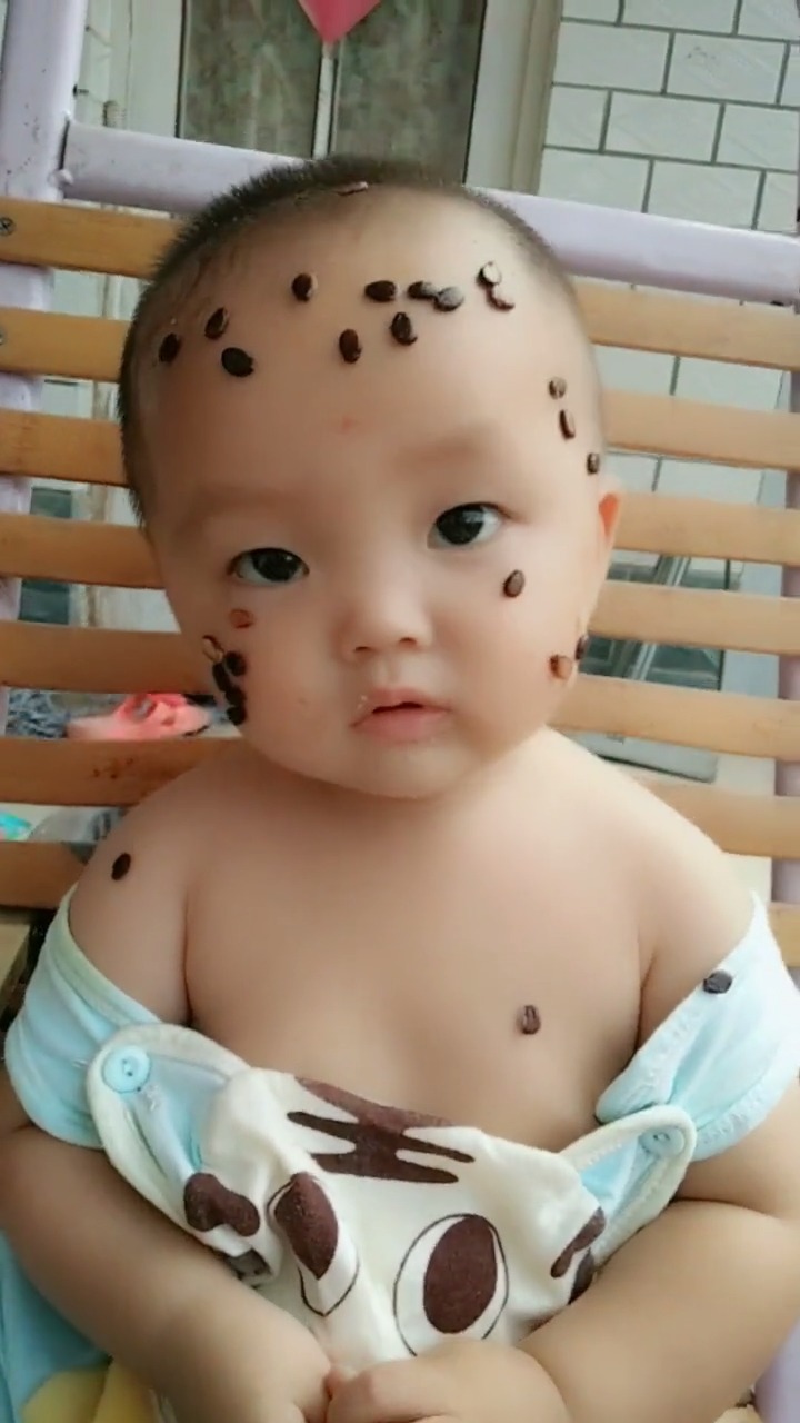 你不让孩子吃西瓜就算了,还吐他一脸瓜子!搞笑视频 搞笑段子