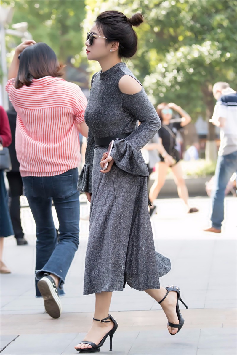 路人街拍荷叶袖的大摆长裙美女小身材加丸子头更显娇俏可人