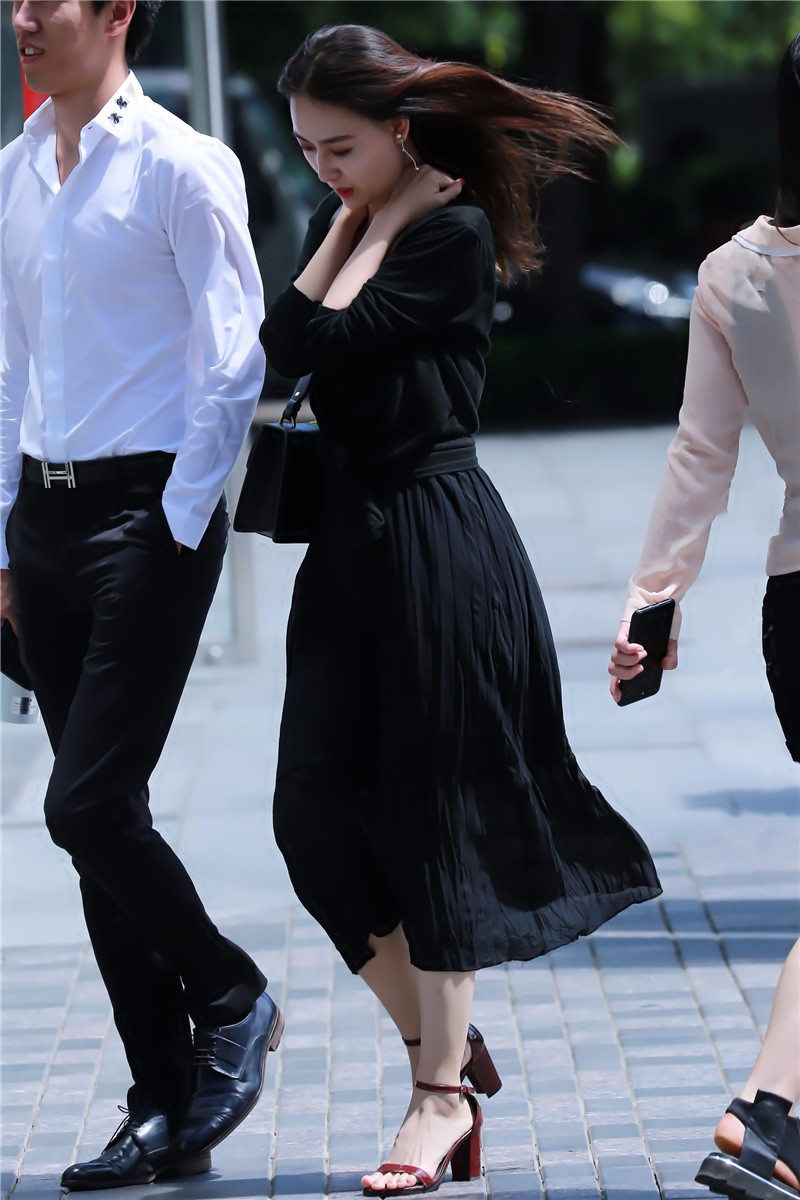 路人街拍,双手抱住脖子的黑色连衣裙美女,高跟鞋是优雅的标志