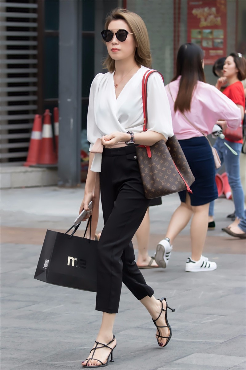 路人街拍白衣黑裤的染色短发美女清爽打扮让人看得心情舒畅