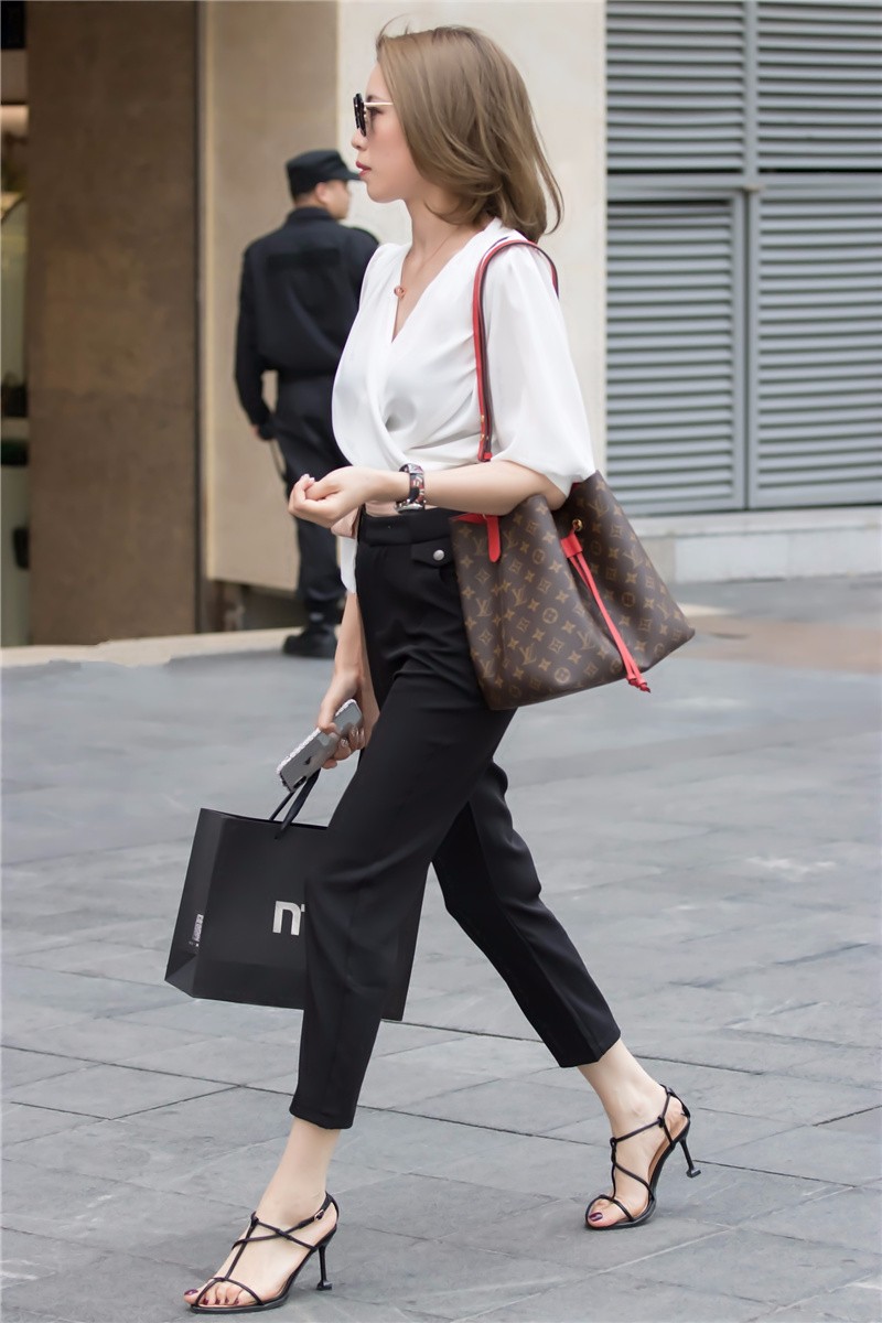 路人街拍白衣黑裤的染色短发美女清爽打扮让人看得心情舒畅