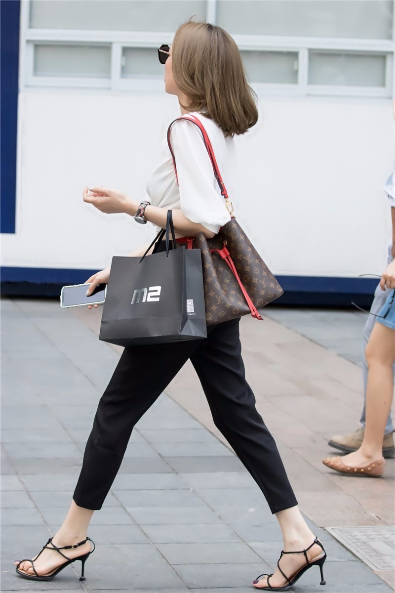 路人街拍白衣黑裤的染色短发美女清爽打扮让人看得心情舒畅