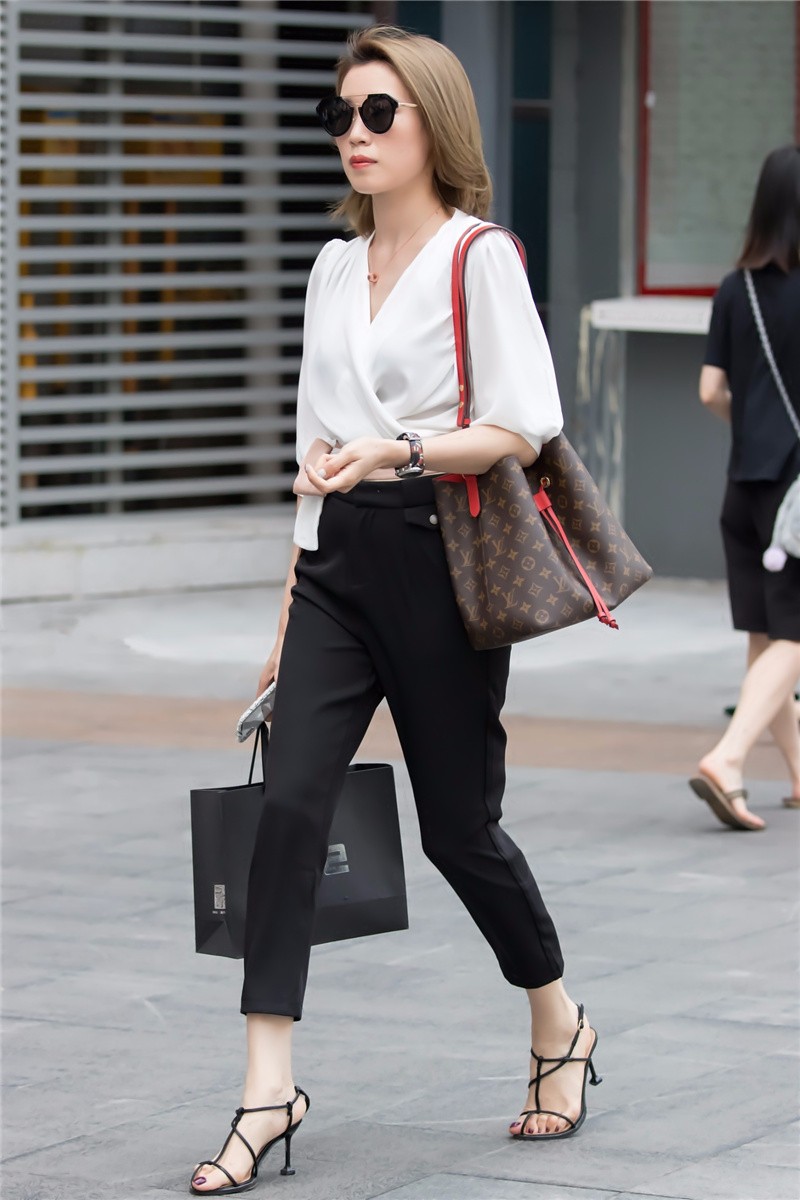 路人街拍白衣黑裤的染色短发美女清爽打扮让人看得心情舒畅