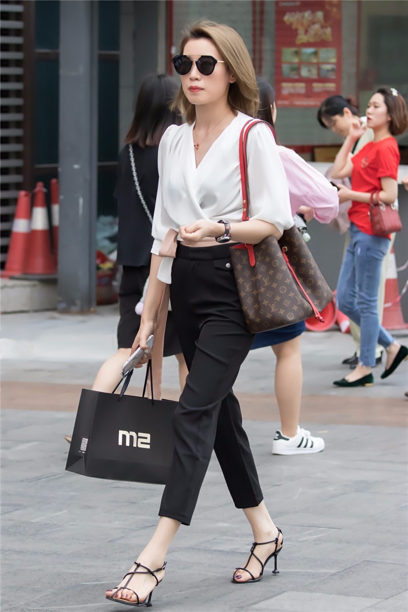 路人街拍白衣黑裤的染色短发美女清爽打扮让人看得心情舒畅