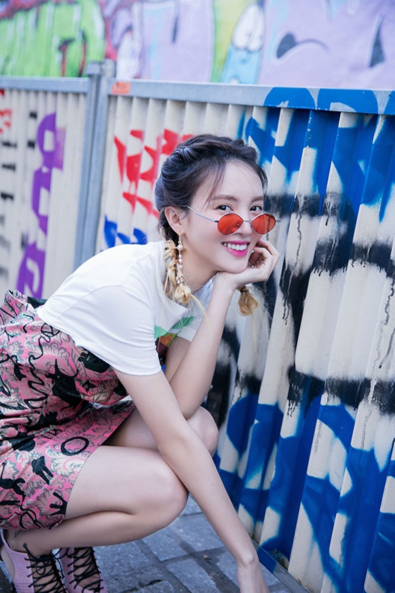 金晨最新街拍 短发潮流少女之路粉色高跟鞋亮了