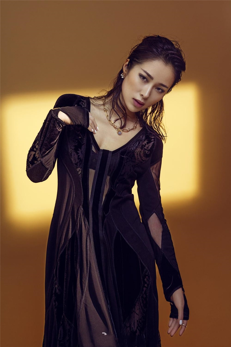 江一燕现身机场,衬衫有扣子不系非要露肚脐眼,网友:赶时髦呗!