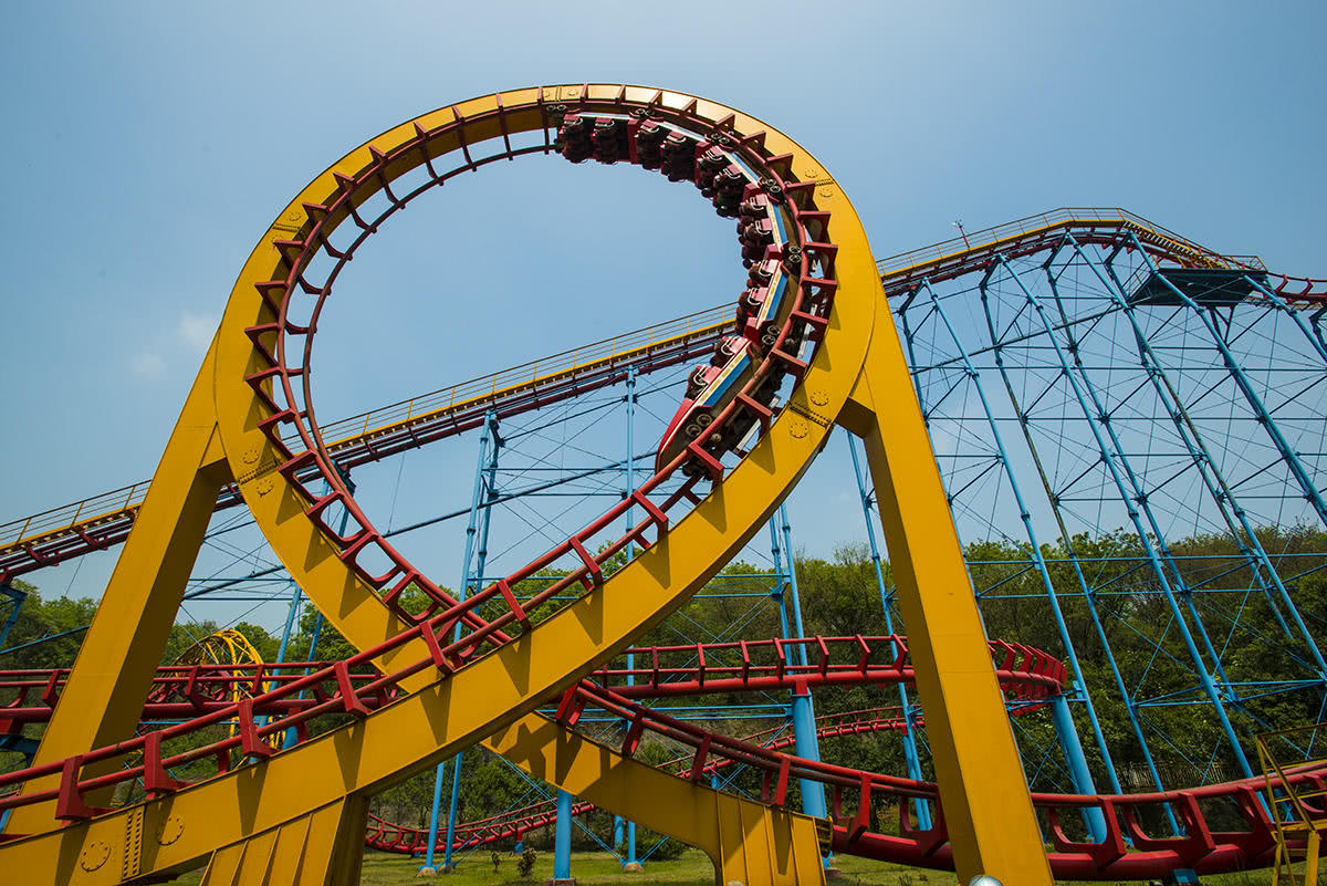 日本过山车出现故障,游客被迫挂倒空中,网友:日本国民素质真高