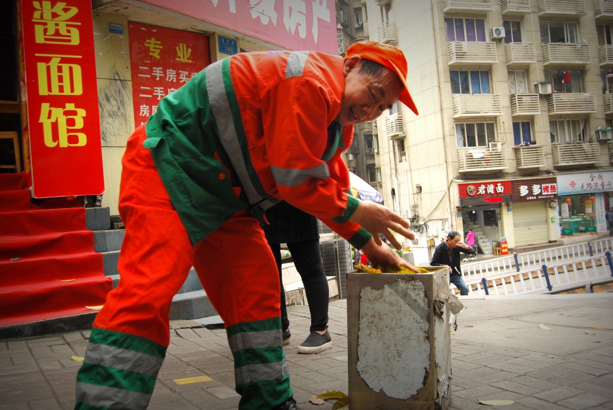 劳动最光荣!万州环卫工人的日常,看完你还好意思乱丢垃圾吗?